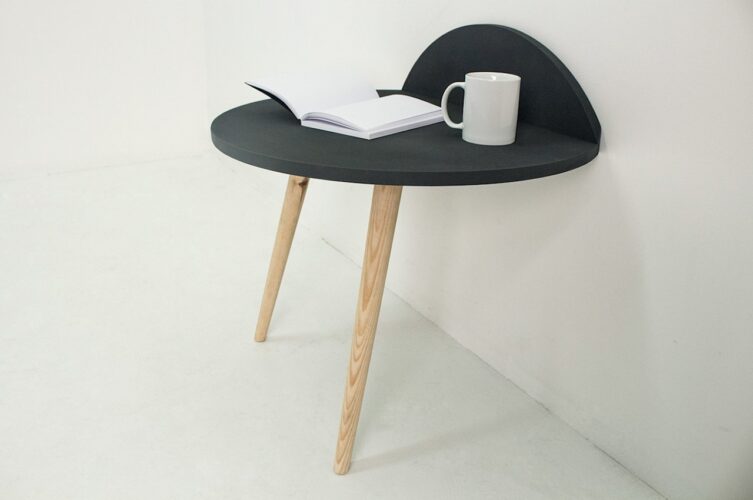 A mesa lateral InsTable vem apenas com duas pernas, mas pode ser mantida na posição vertical