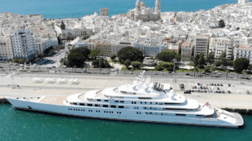 Construído por mais de 4.000 pessoas em 4 anos, o Azzam é ​​o maior superiate do mundo.