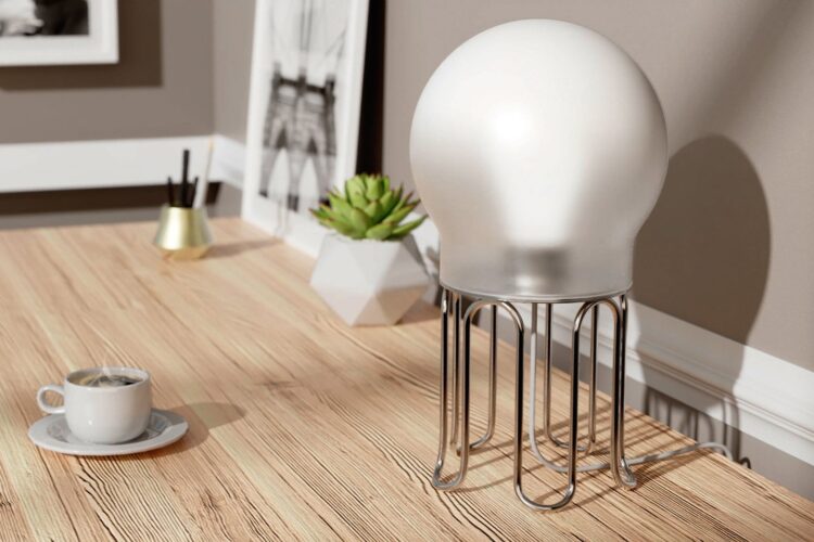 O Jelly Lamp reinterpreta o animal marinho letal como uma delicada luz de mesa contemporânea