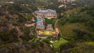 Um olhar raro dentro da enorme casa de Mark Wahlberg em Beverly Hills, que está atualmente à venda por US $ 87 milhões