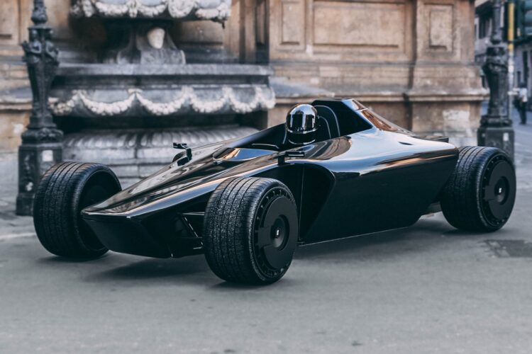 O Bandit9 é um demônio de velocidade elegante de um carro de corrida com um design aerodinâmico e o motor de um Tesla