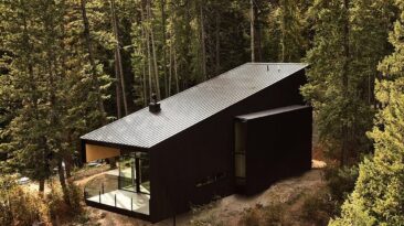 Esta cabana flutuante na Colúmbia Britânica quase desaparece em sua paisagem montanhosa