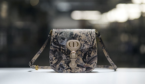 O SAVOIR-FAIRE ATRÁS DA BOLSA DIOR BOBBY FRAME