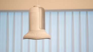 Este purificador de ar está pendurado no teto para dar luz e uma sensação de calma