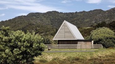 Esta cabine A-frame fora da grade na Nova Zelândia é inspirada nas tradicionais cabanas maori e na paisagem costeira local