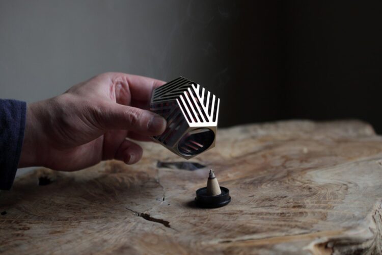 A ‘gaiola’ de cone de incenso de inspiração zen parece interessante mesmo quando não está em uso