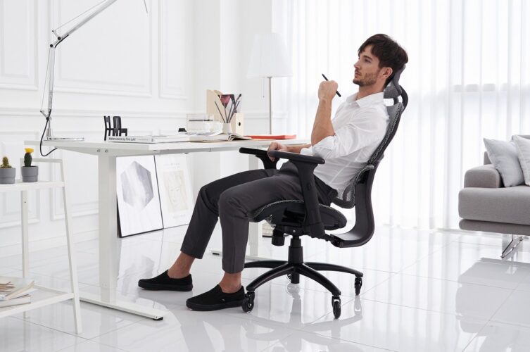 Esta Elegante Cadeira De Escritório Ergonômica Instantaneamente Faz Você Parecer Um CEO Da Fortune 500