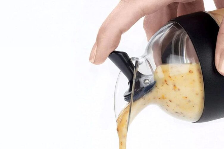 Este Pequeno Shaker + Pourer De Molho Para Salada é Tudo Que Você Precisa Para Evitar Desastres Com Garoa Em Sua Cozinha