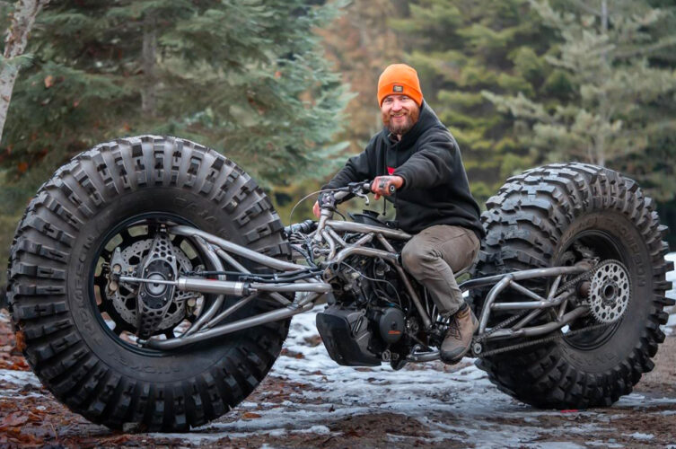 Andar De Motocicleta Sobre Rodas Monstruosas é Uma Batcycle Com Esteróides Pronta Para Esmagar Qualquer Coisa Que Esteja Por Vir