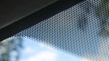 A verdadeira razão por trás daqueles pontos pretos no para-brisa do seu carro