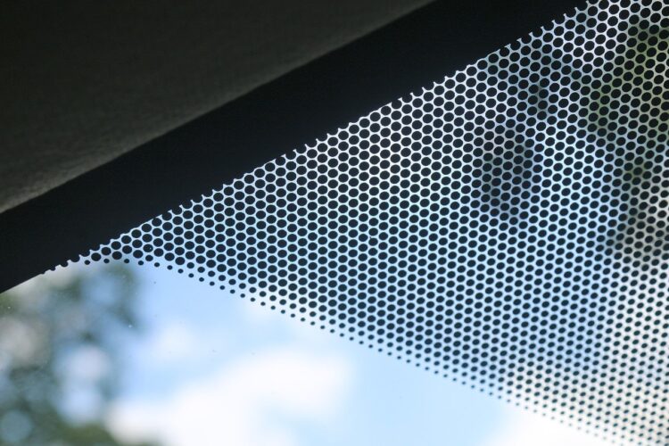 A Verdadeira Razão Por Trás Daqueles Pontos Pretos No Para-brisa Do Seu Carro