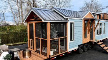Esta pequena casa não tão pequena e espaçosa é abençoada com um deck motorizado, terraço na cobertura e escada em espiral