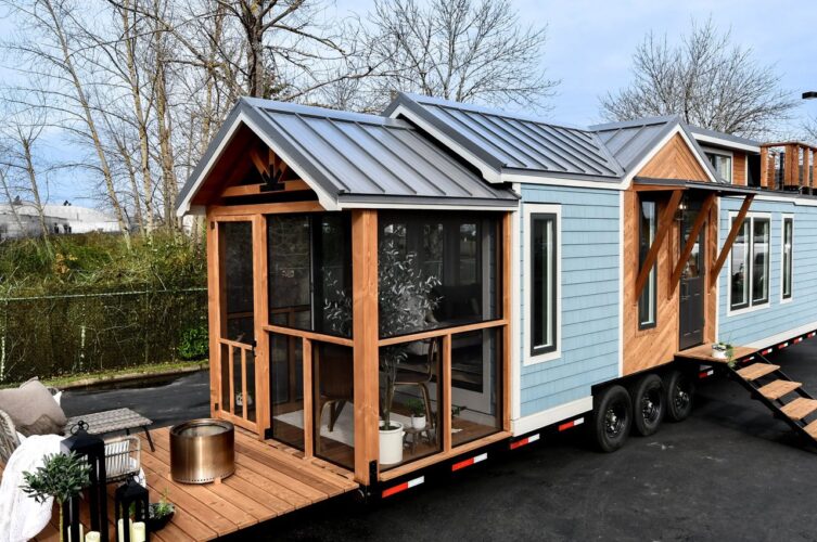 Esta Pequena Casa Não Tão Pequena E Espaçosa é Abençoada Com Um Deck Motorizado, Terraço Na Cobertura E Escada Em Espiral