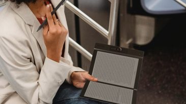 O leitor E Ink de tela dupla funciona como um laptop para produtividade dupla