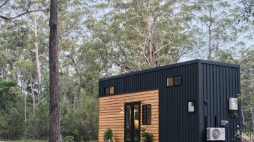 Cedar-Clad Tiny Home se expande com uma seção deslizante e oferece suporte a um estilo de vida totalmente fora da rede