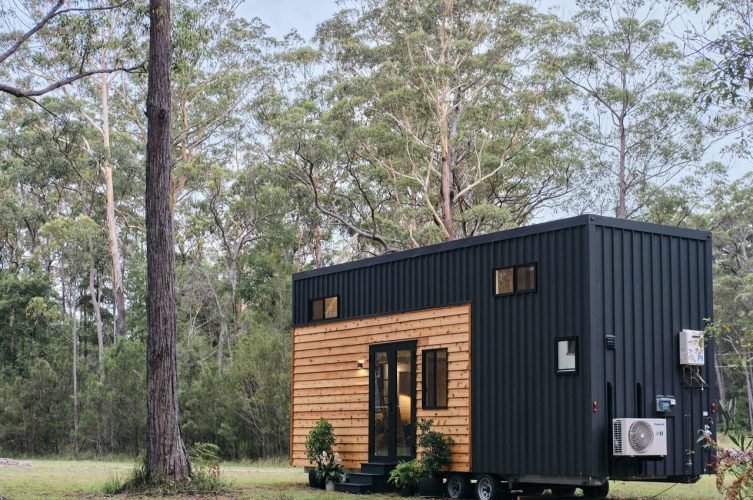 Cedar-Clad Tiny Home Se Expande Com Uma Seção Deslizante E Oferece Suporte A Um Estilo De Vida Totalmente Fora Da Rede