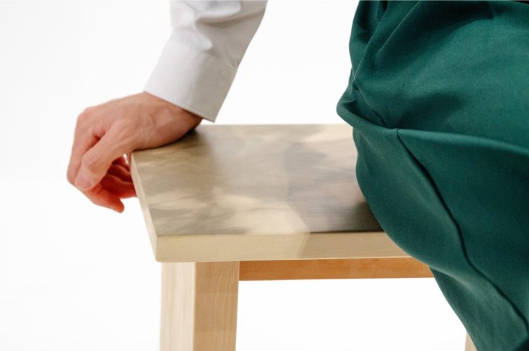 O Banco Tem Sombras De árvores Impressas Na Parte Superior Para Aproximar Você Da Natureza