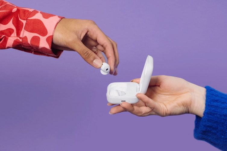 Os fones de ouvido Fairphone Fairbuds TWS oferecem baterias substituíveis, drivers de titânio e microfones