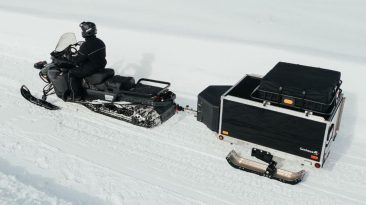O trailer off-road Genimax HR é versátil o suficiente para usar esquis e ser rebocado atrás de um snowmobile