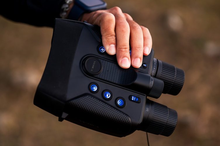 Os Binóculos De Visão Noturna 4K Da YASHICA Oferecem Supervisão Alimentada Por IA Por Menos De Um Par De AirPods