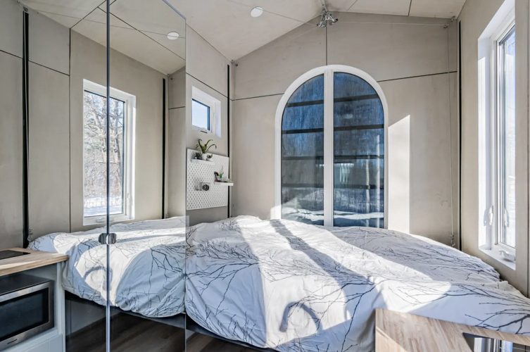 Esta pequena casa com cama elevada transforma seu interior com o apertar de um botão