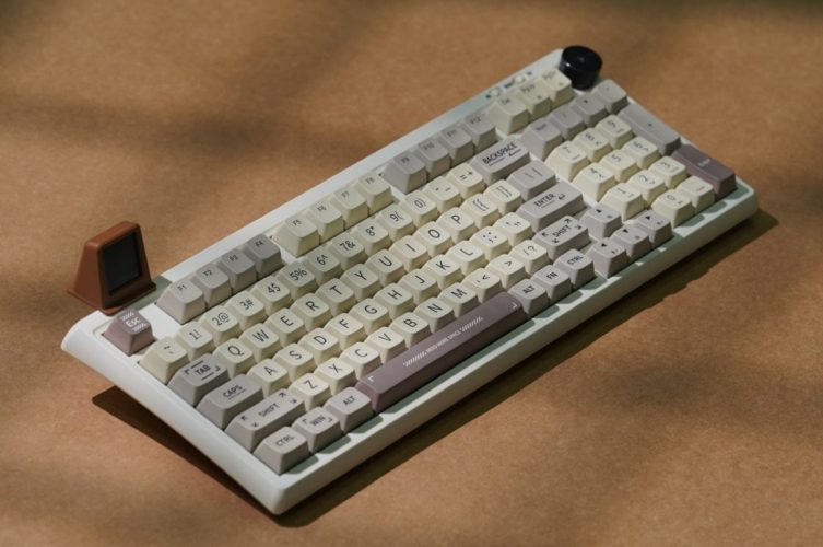 Teclado Mecânico Retro Possui Uma Pequena TV Para Informação E Entretenimento