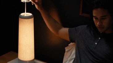 A luminária de cabeceira combina luz ambiente e luz de leitura focada em um
