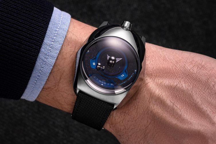 Relógio De Titânio Inspirado No Espaço Traça A órbita Da Terra E Da Lua Em Torno Do Sol