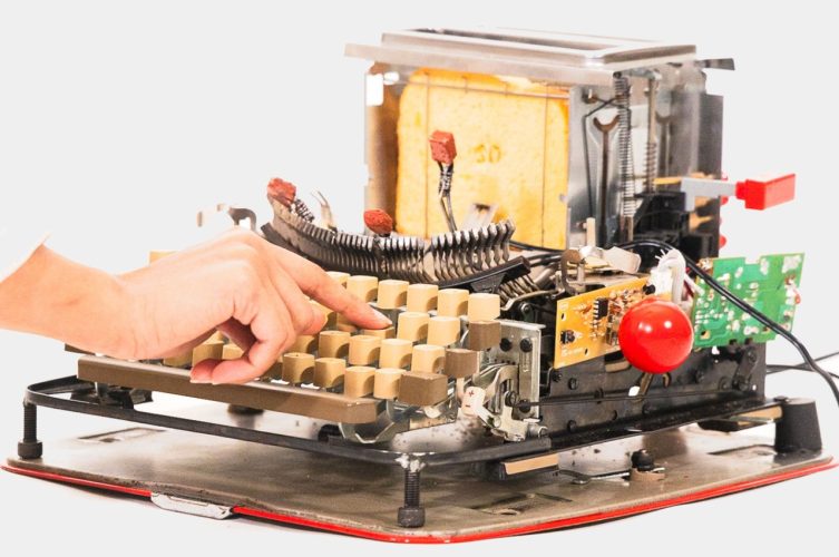 Toaster Typewriter dá um toque humorístico e literal sobre como as palavras podem queimar você