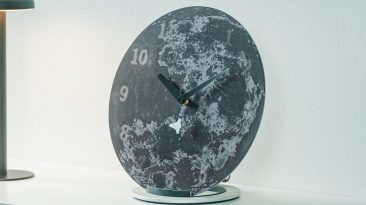 Este elegante relógio de parede lunar adiciona um pouco de aventura à casa do amante do espaço