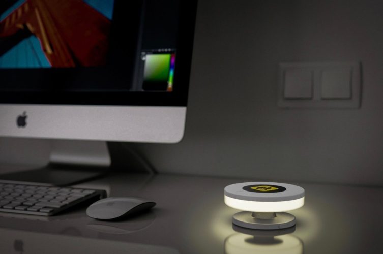 Dispositivo Inteligente Semelhante A Um Disco Usa Luz E Vibração Para Fornecer Alertas Para Deficientes Auditivos