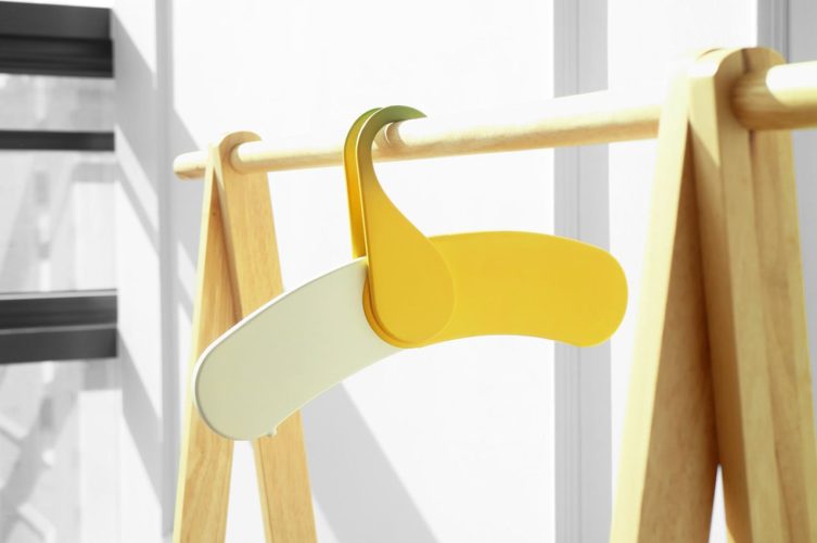 Adorável cabide em forma de banana incentiva as crianças a organizar seus guarda-roupas