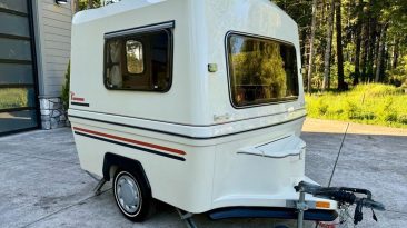 Este pequeno trailer de camping funcional dos anos 80 pode ser transportado por carros tão pequenos quanto o Mini