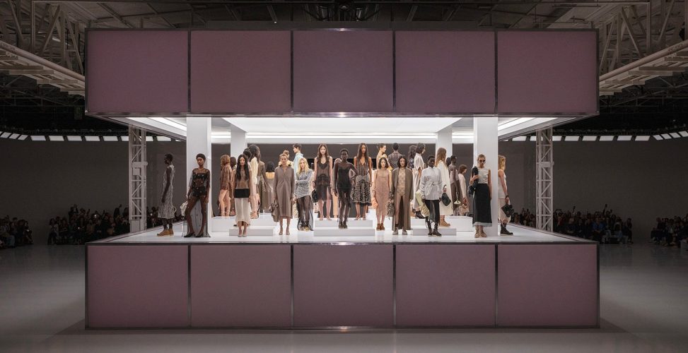 SENSUALIDADE ATEMPORAL MOLDA A FENDI